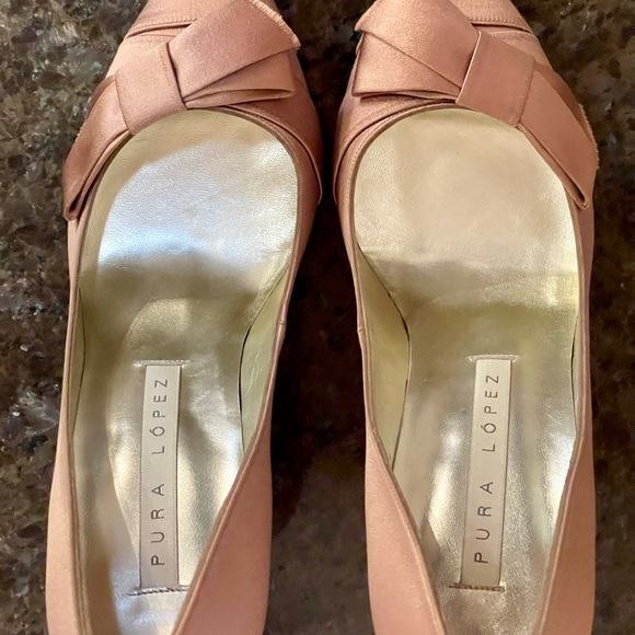 Neiman Marcus Pura Lopez blush satin heels - Picture 9 of 9